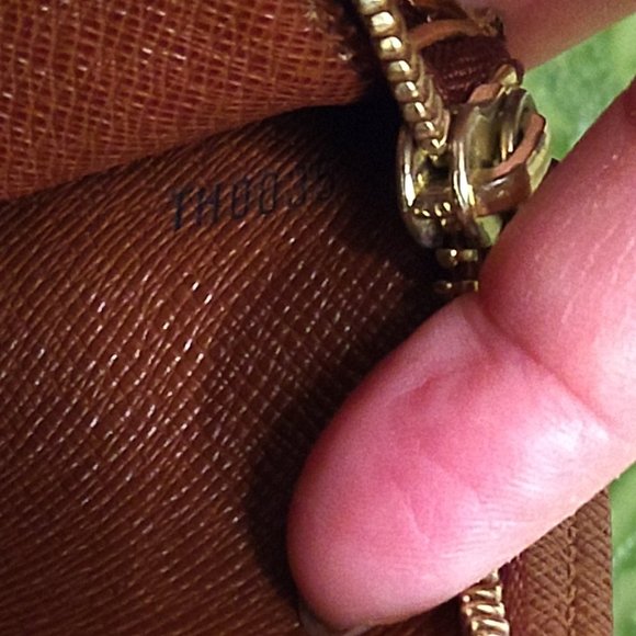 Louis Vuitton Sarah Monogram Wallet - Picture 15 of 16